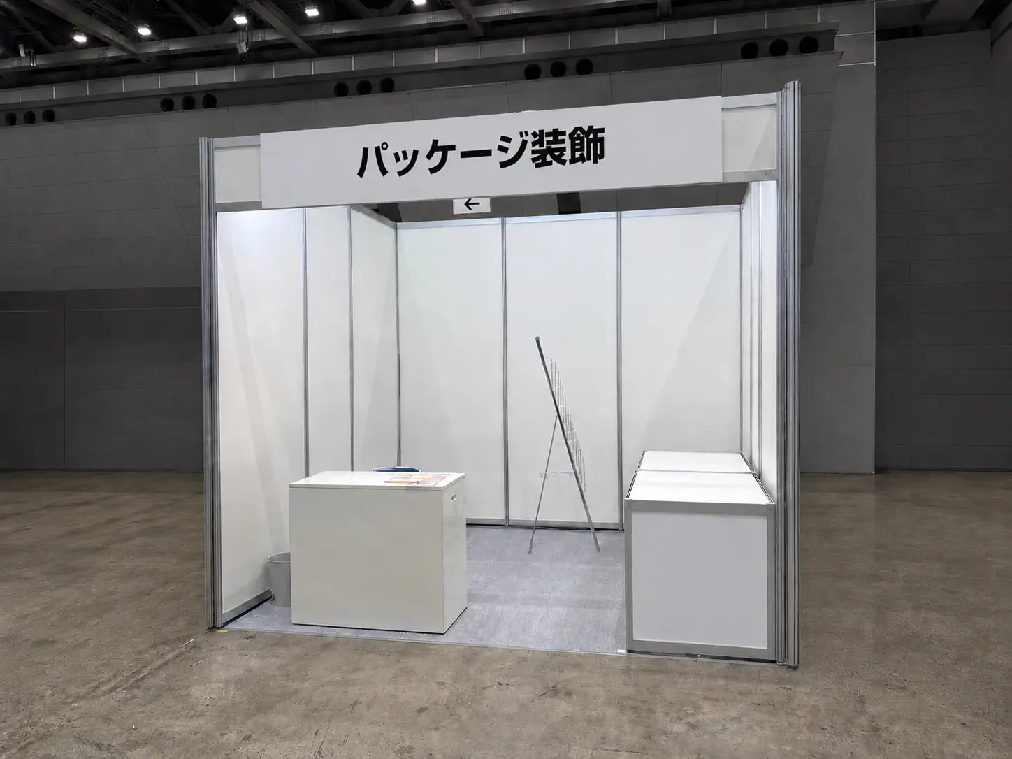 装飾前の白い主催者パッケージブース